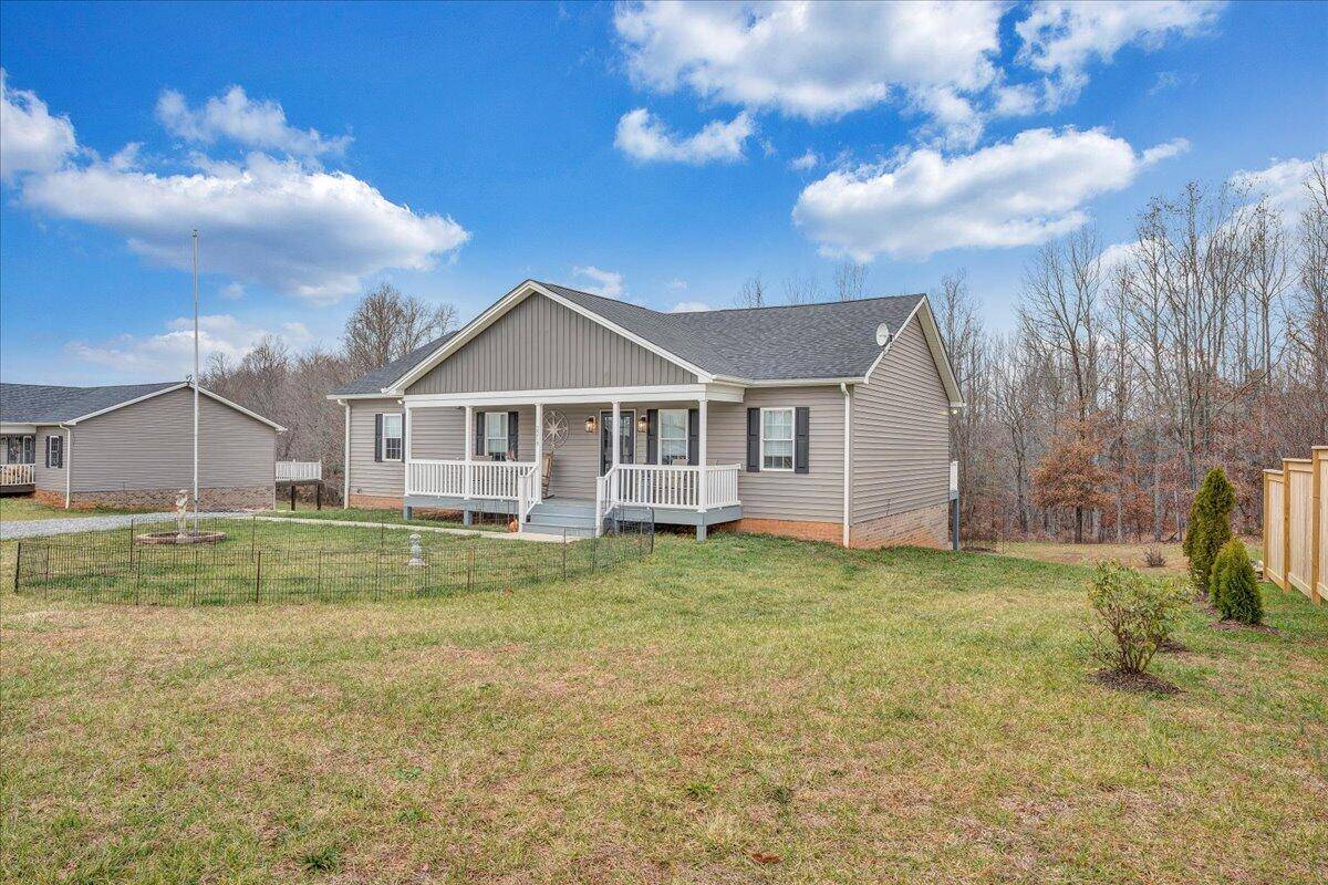 Huddleston, VA 24104,2219 Smith Mountain Lake PKWY