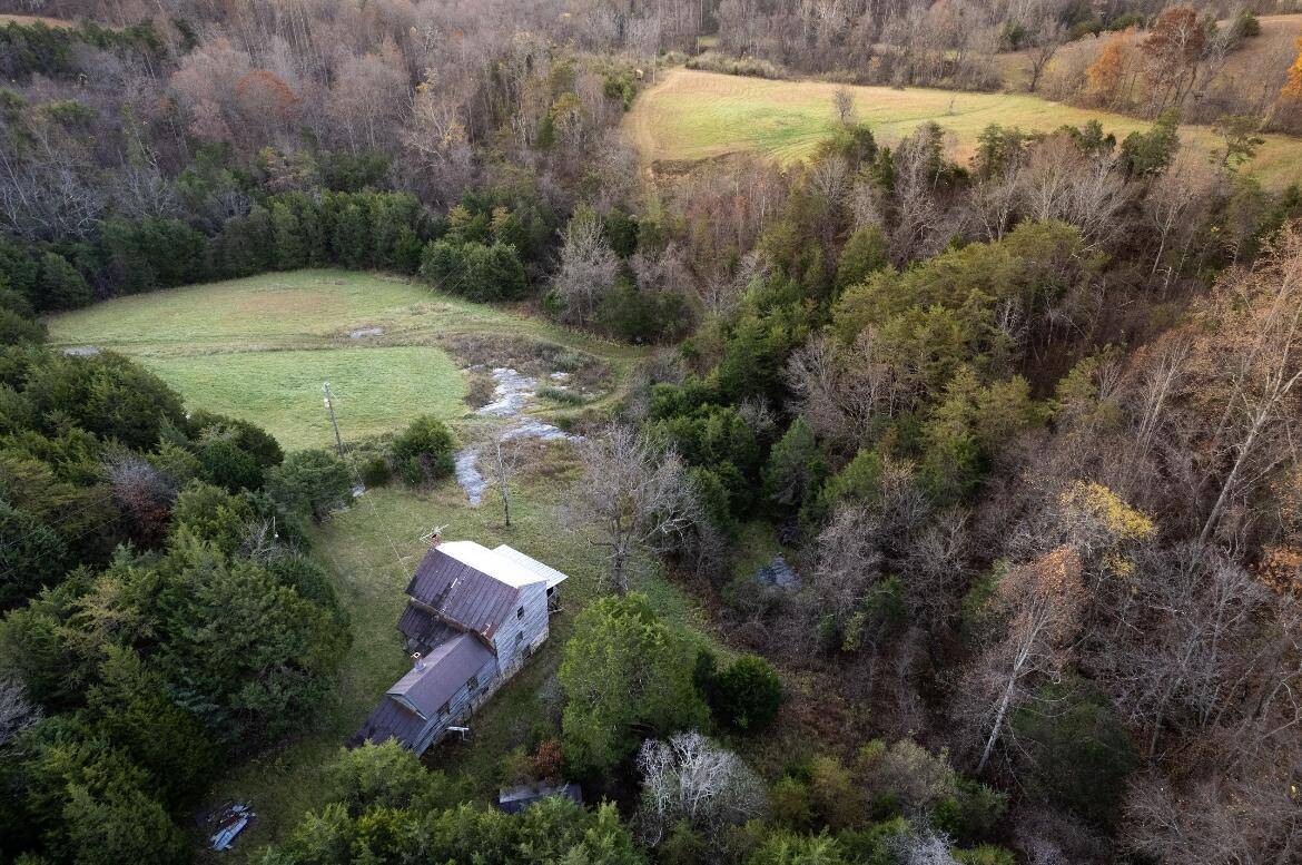 Buchanan, VA 24066,305 County Line RD