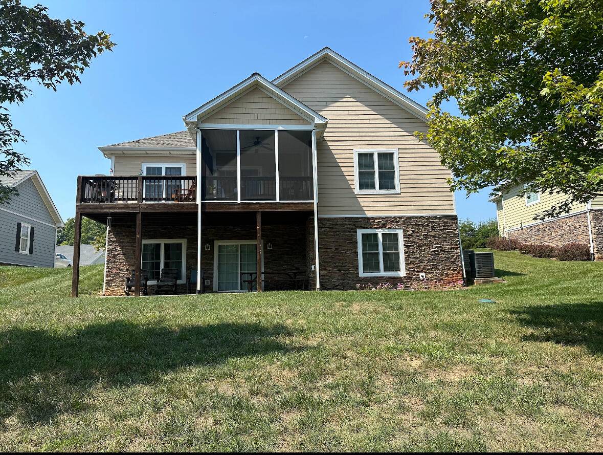 Huddleston, VA 24104,1057 Barrow Hills DR