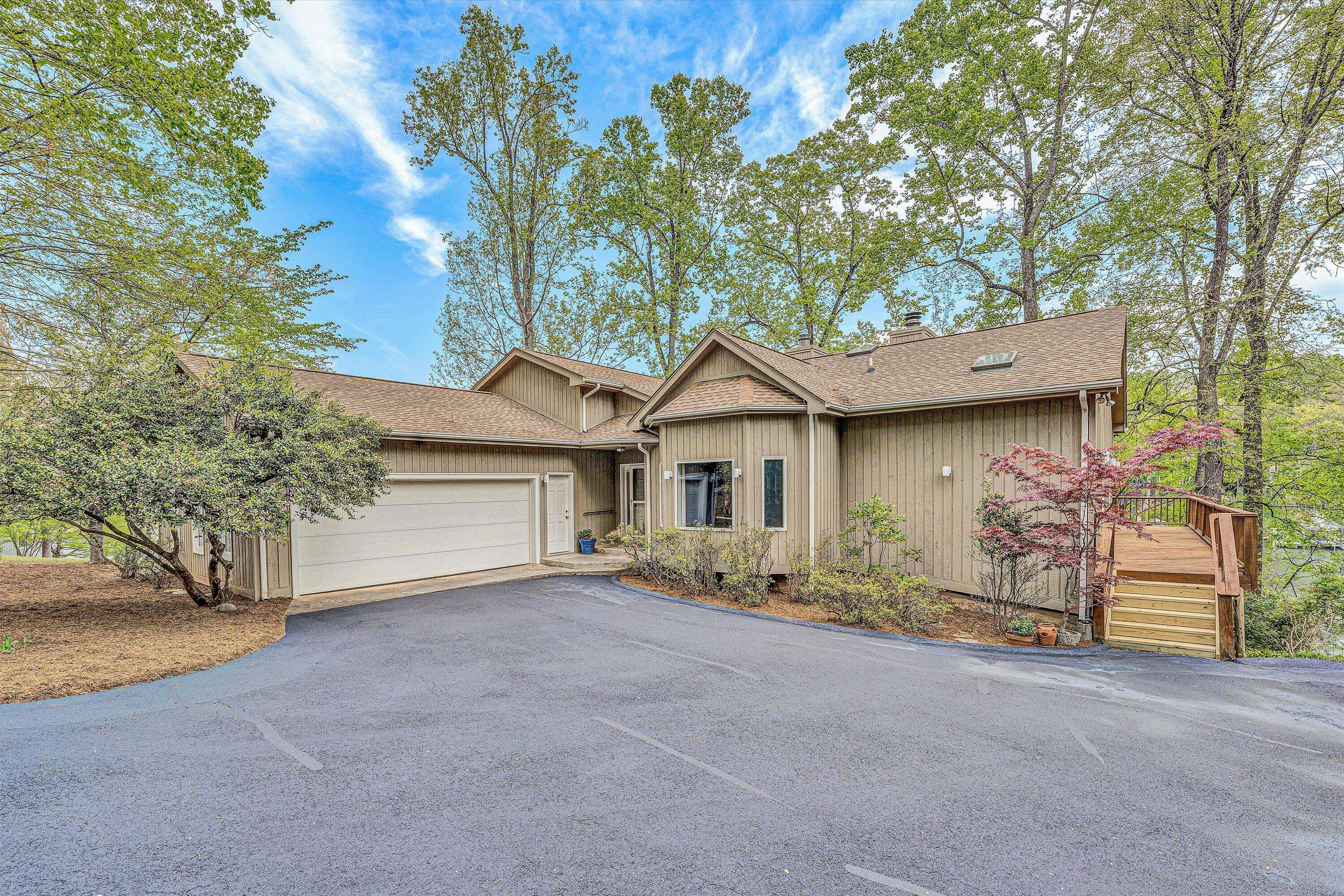 Moneta, VA 24121,620 Winding Waters DR