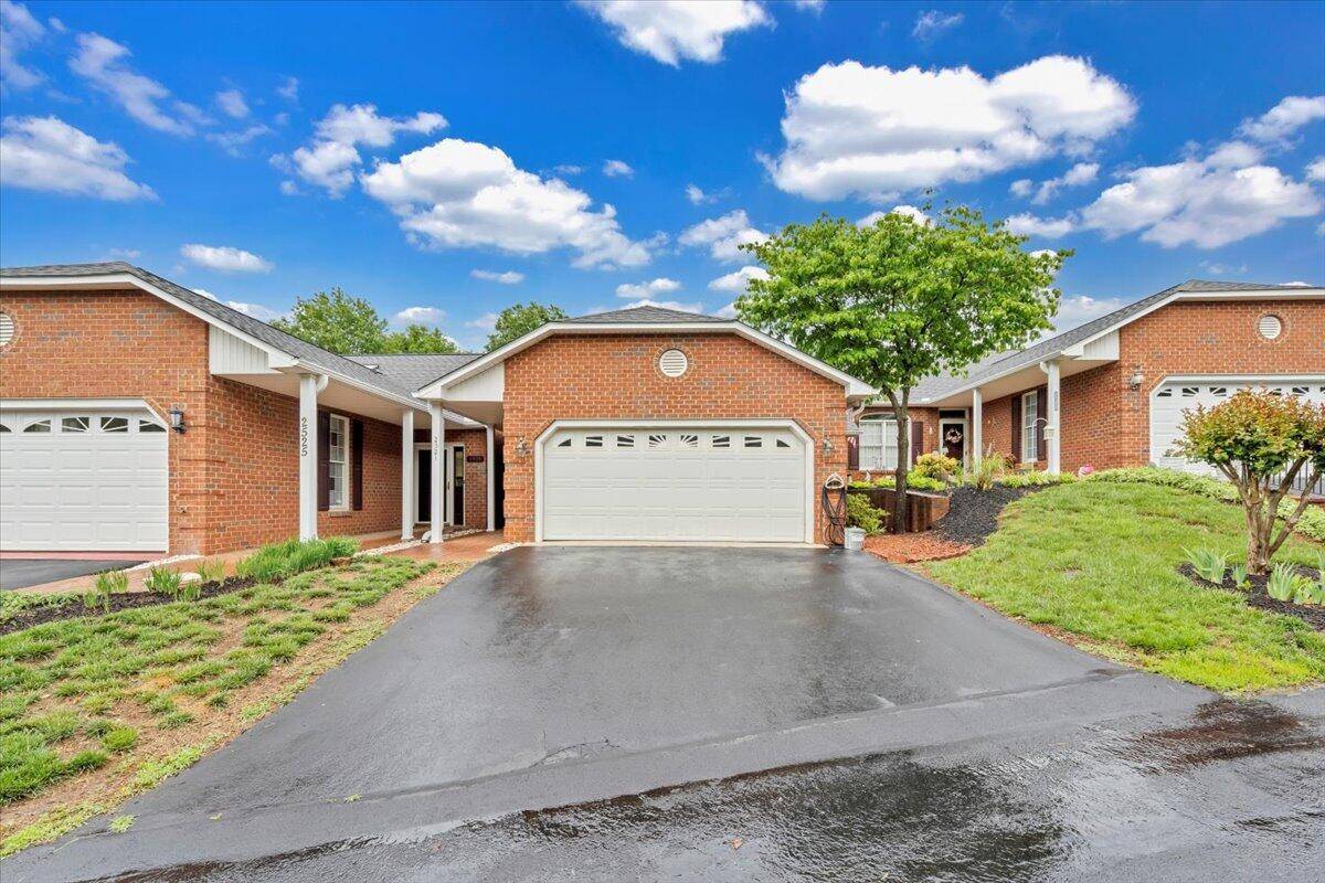 Vinton, VA 24179,2521 Feather Garden CIR