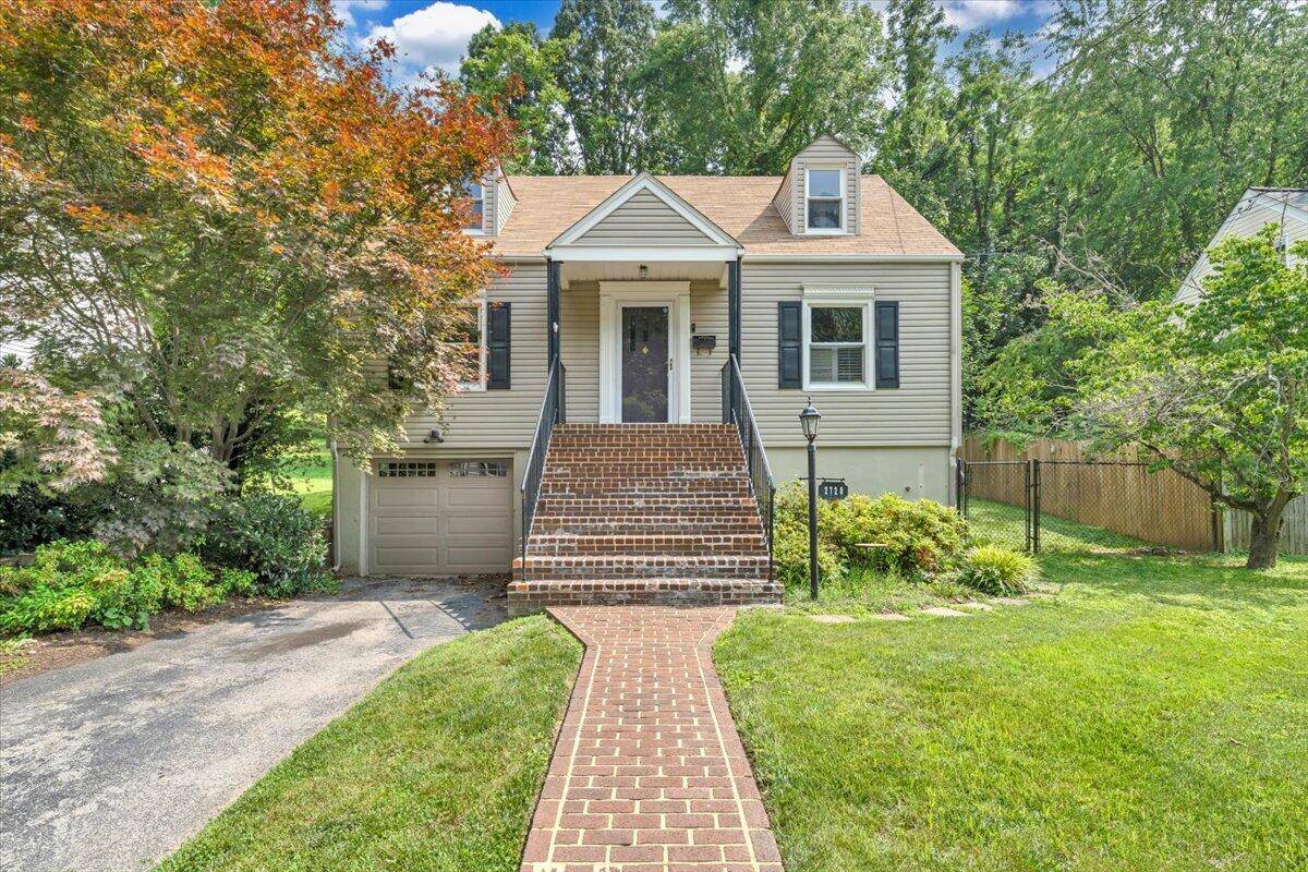 Roanoke, VA 24015,2728 Lansing DR