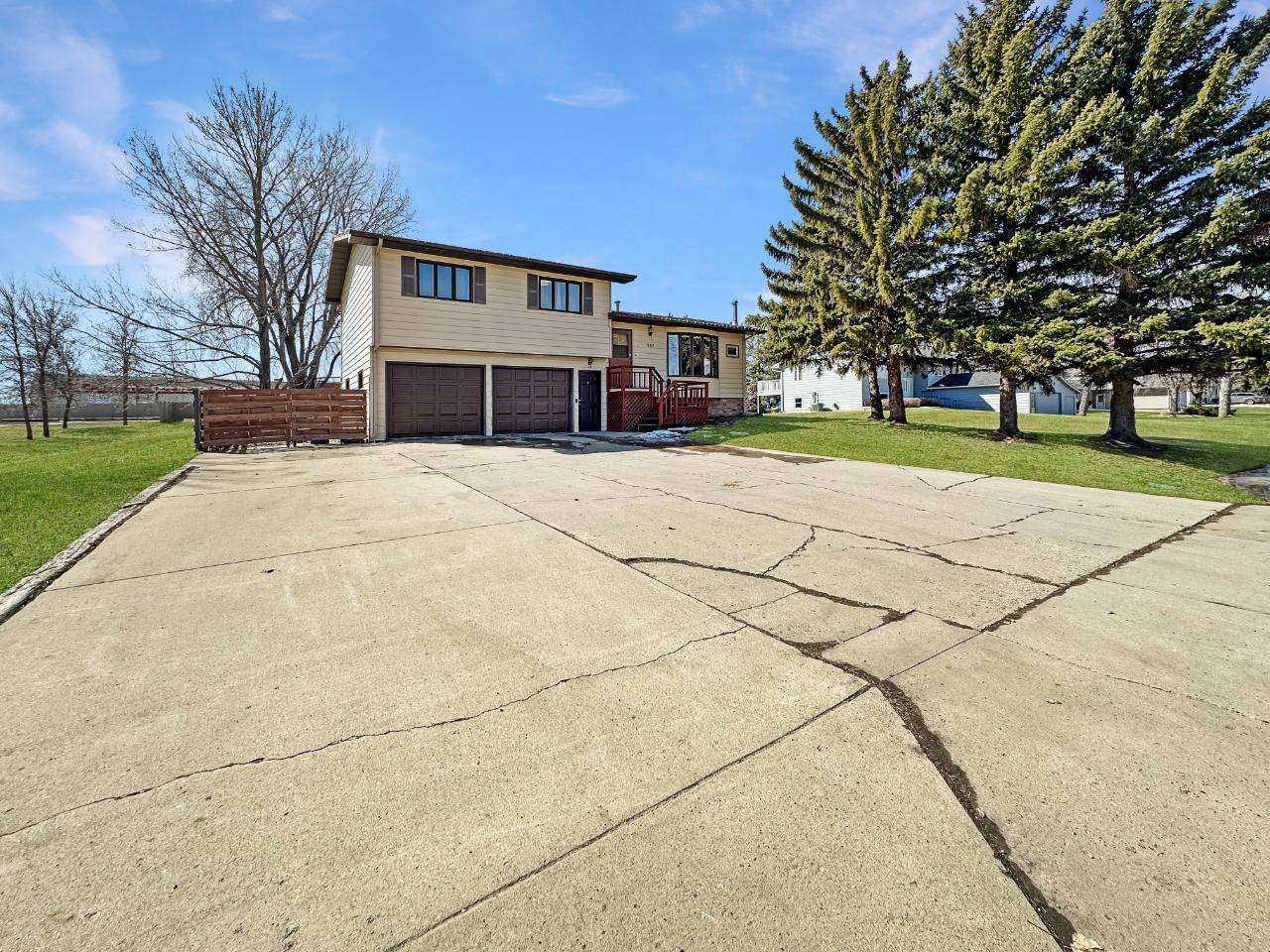 Minot, ND 58701,1801 Meadowlark Dr.