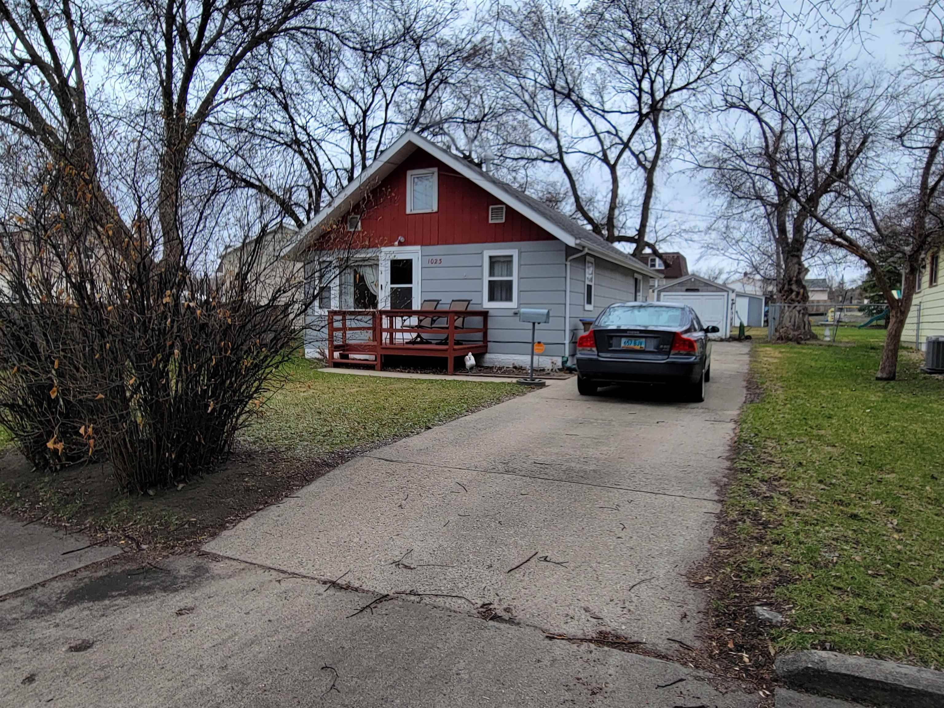 Minot, ND 58703,1023 10TH ST NW