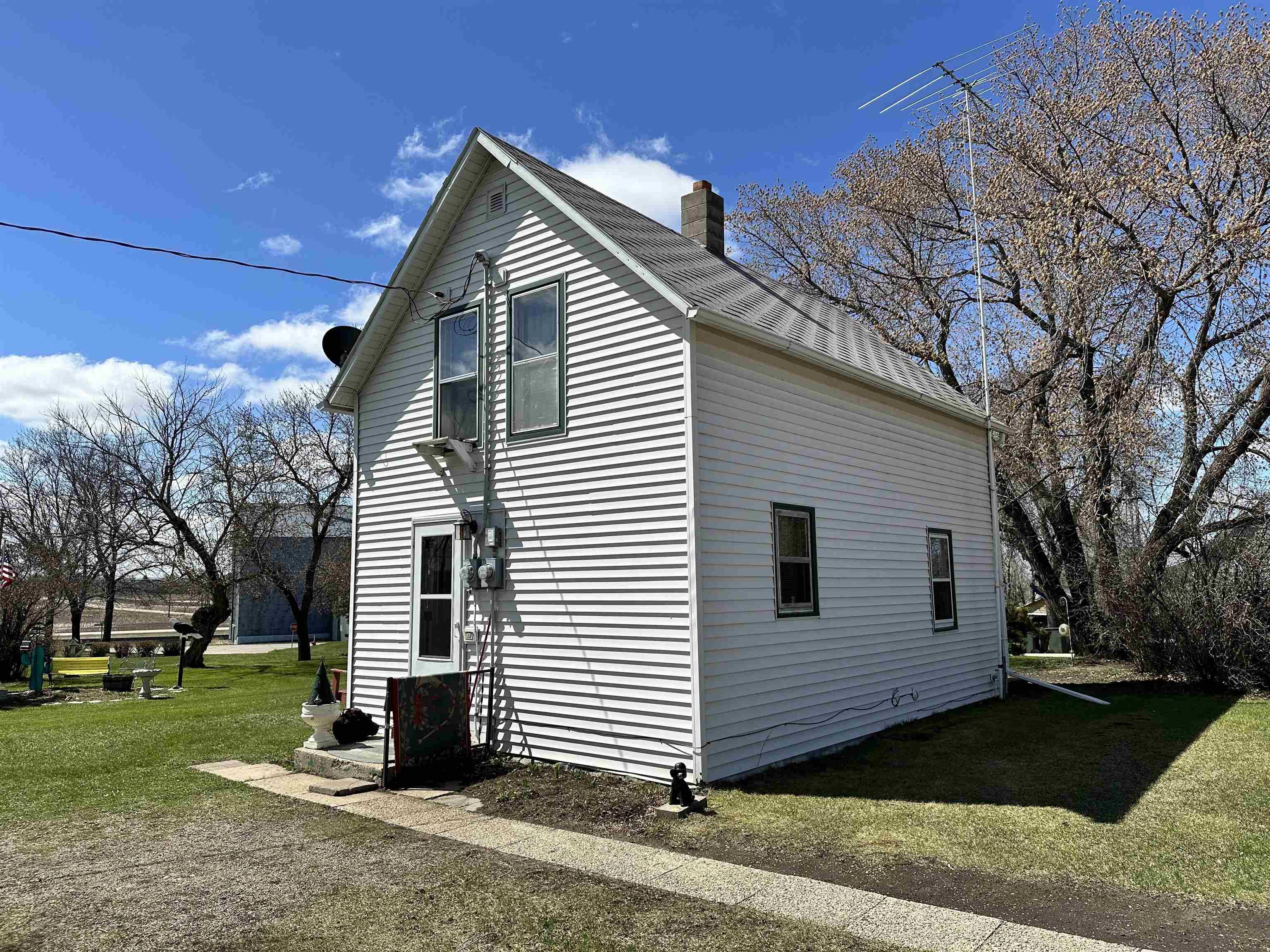 Drake, ND 58736,86 Lilly St