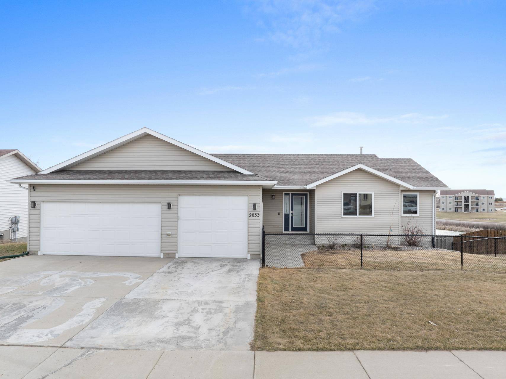 Minot, ND 58703,2033 LAKESIDE ST NW