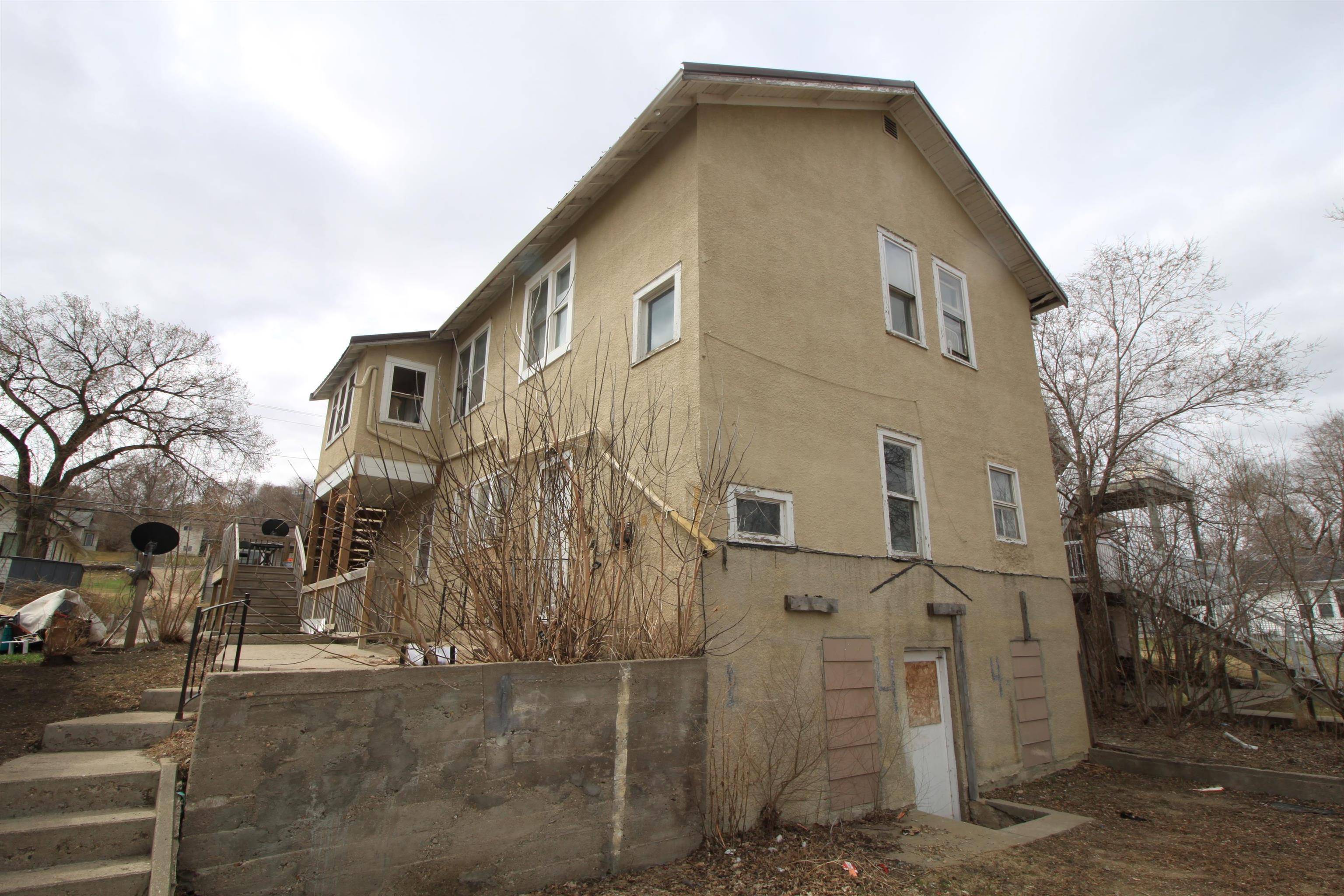 Minot, ND 58701,715 Valley St SE