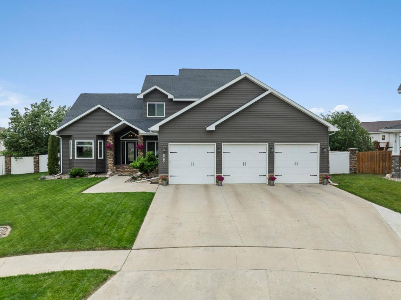 Minot, ND 58703,2705 HERITAGE CT
