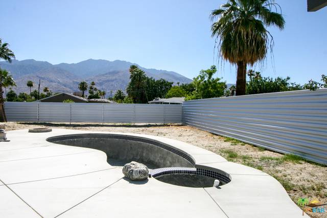 Palm Springs, CA 92264,688 S MOUNTAIN VIEW DR