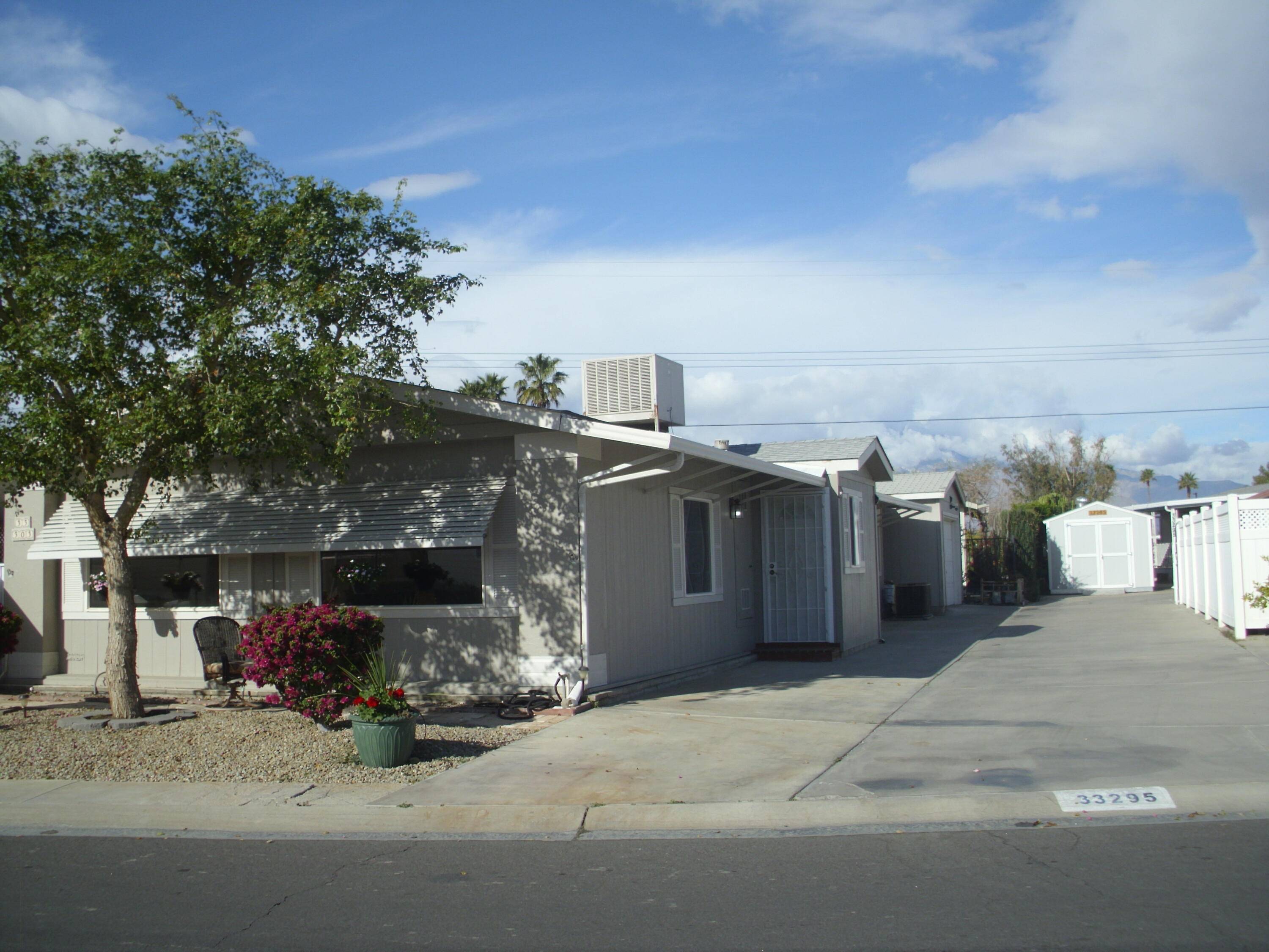 Thousand Palms, CA 92276,33303 Laura DR