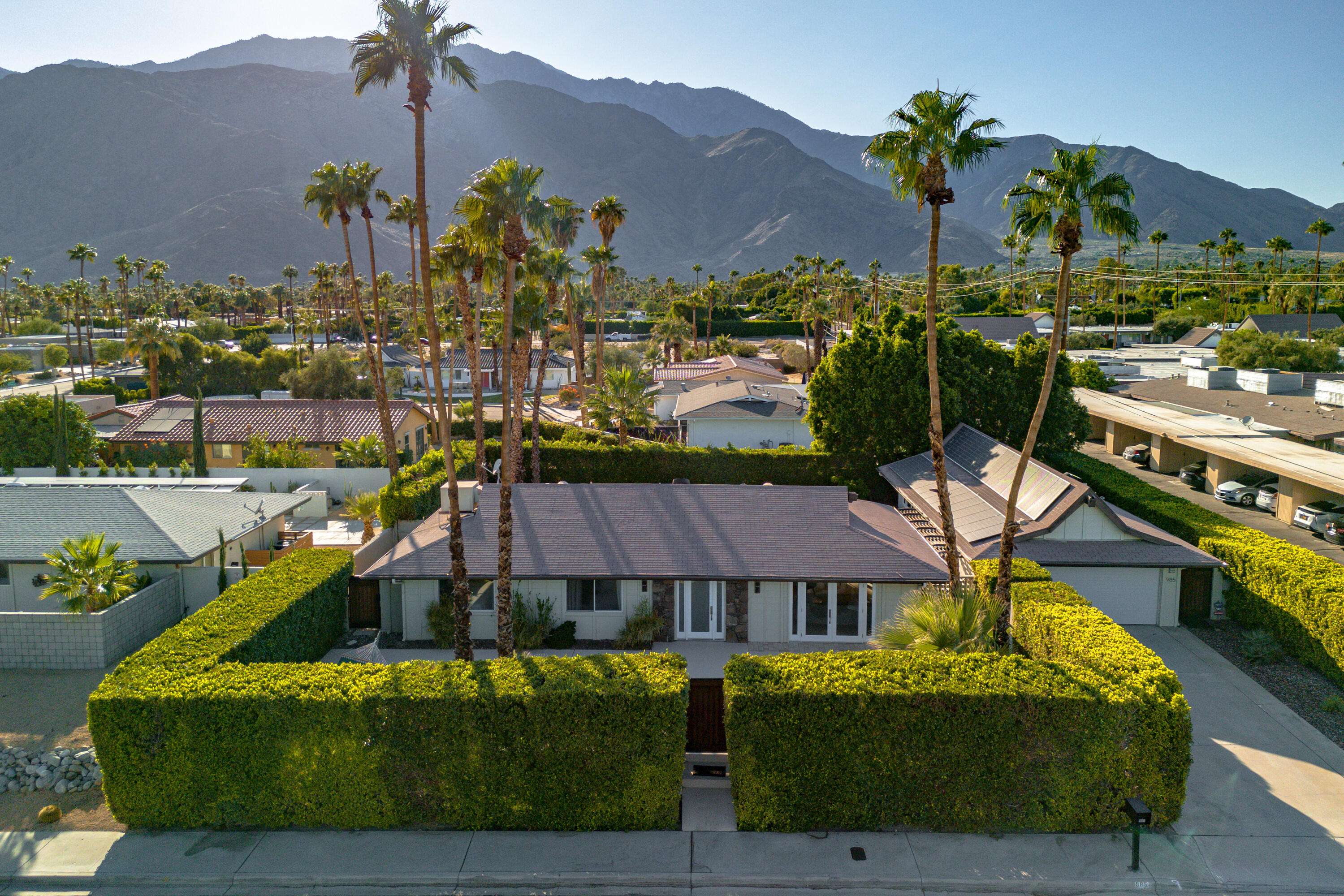 Palm Springs, CA 92262,985 N Biskra RD