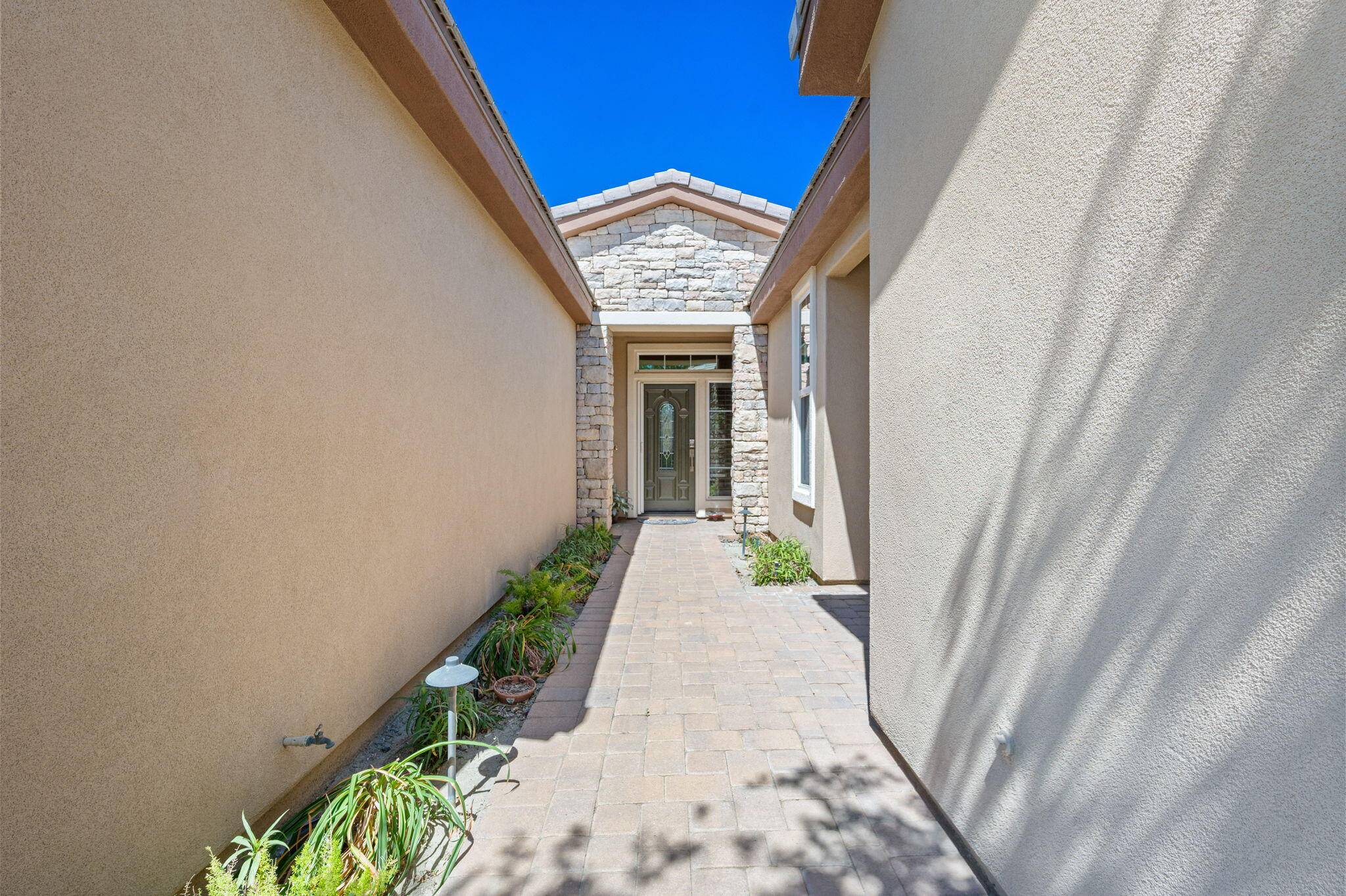 La Quinta, CA 92253,61085 Living Stone DR