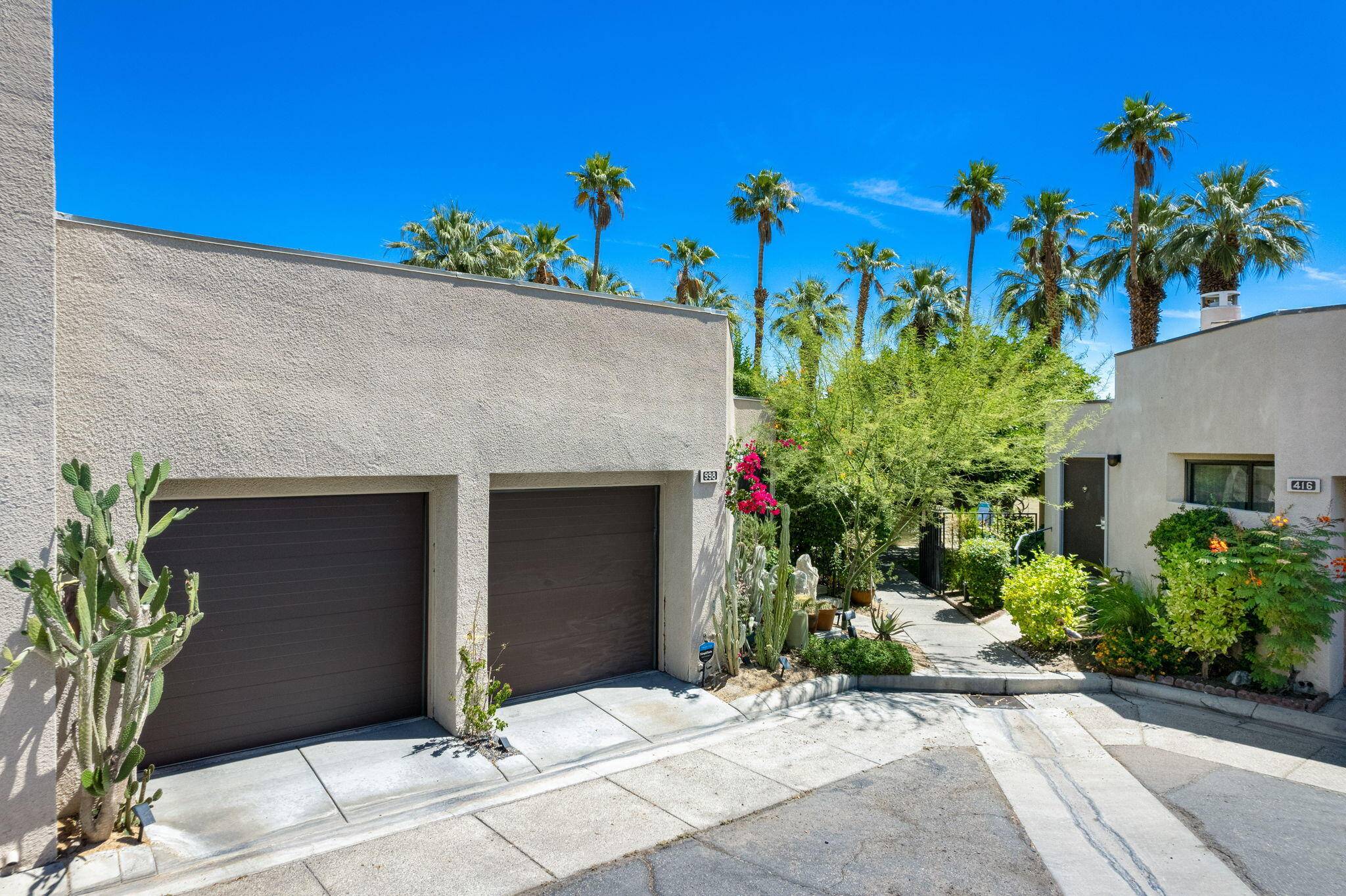 Palm Springs, CA 92262,998 Village SQ N