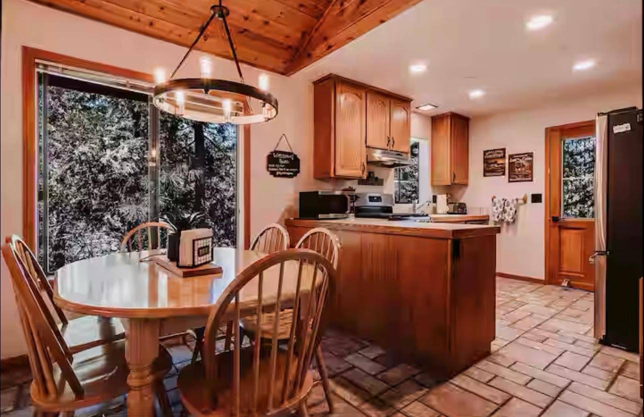 Idyllwild, CA 92549,24561 Lakeview DR