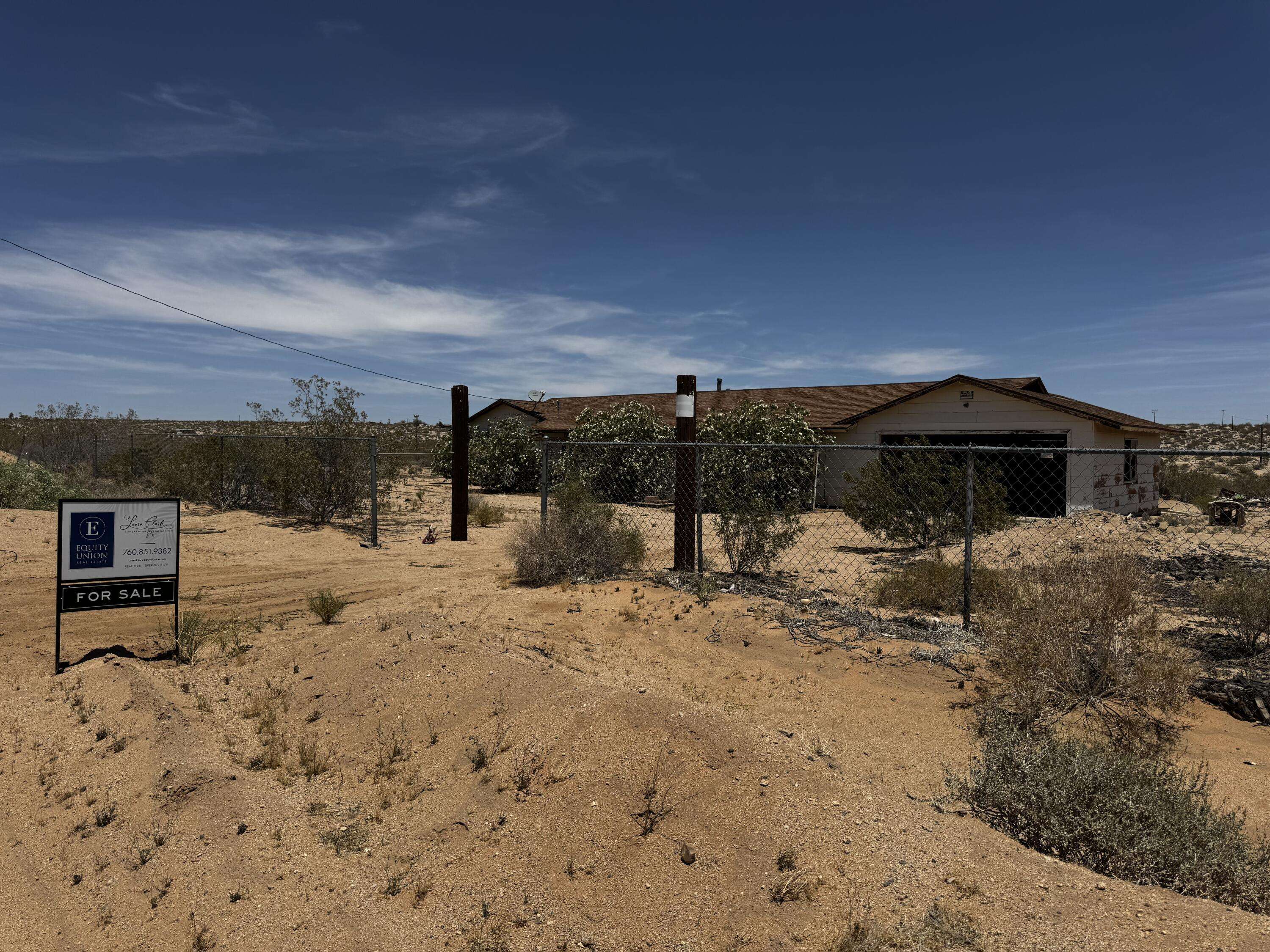 Joshua Tree, CA 92252,757 Mt Nebo RD