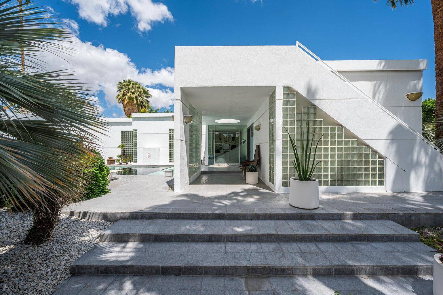 Palm Springs, CA 92262,520 W VíA Lola