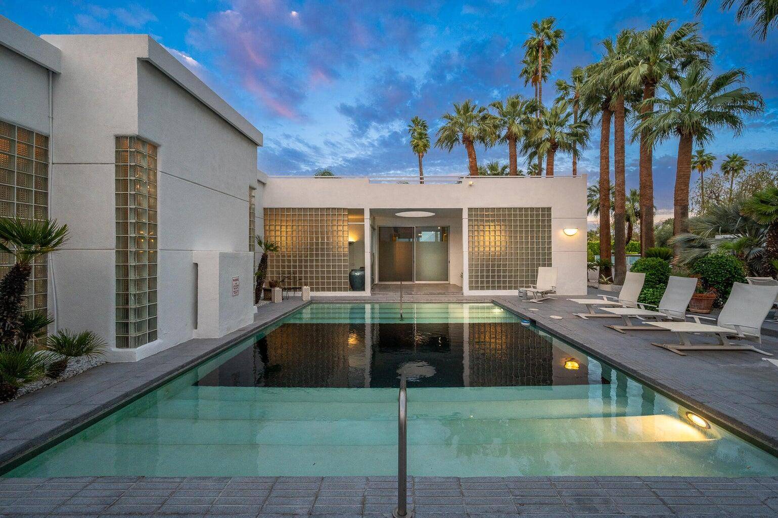 Palm Springs, CA 92262,520 W VíA Lola