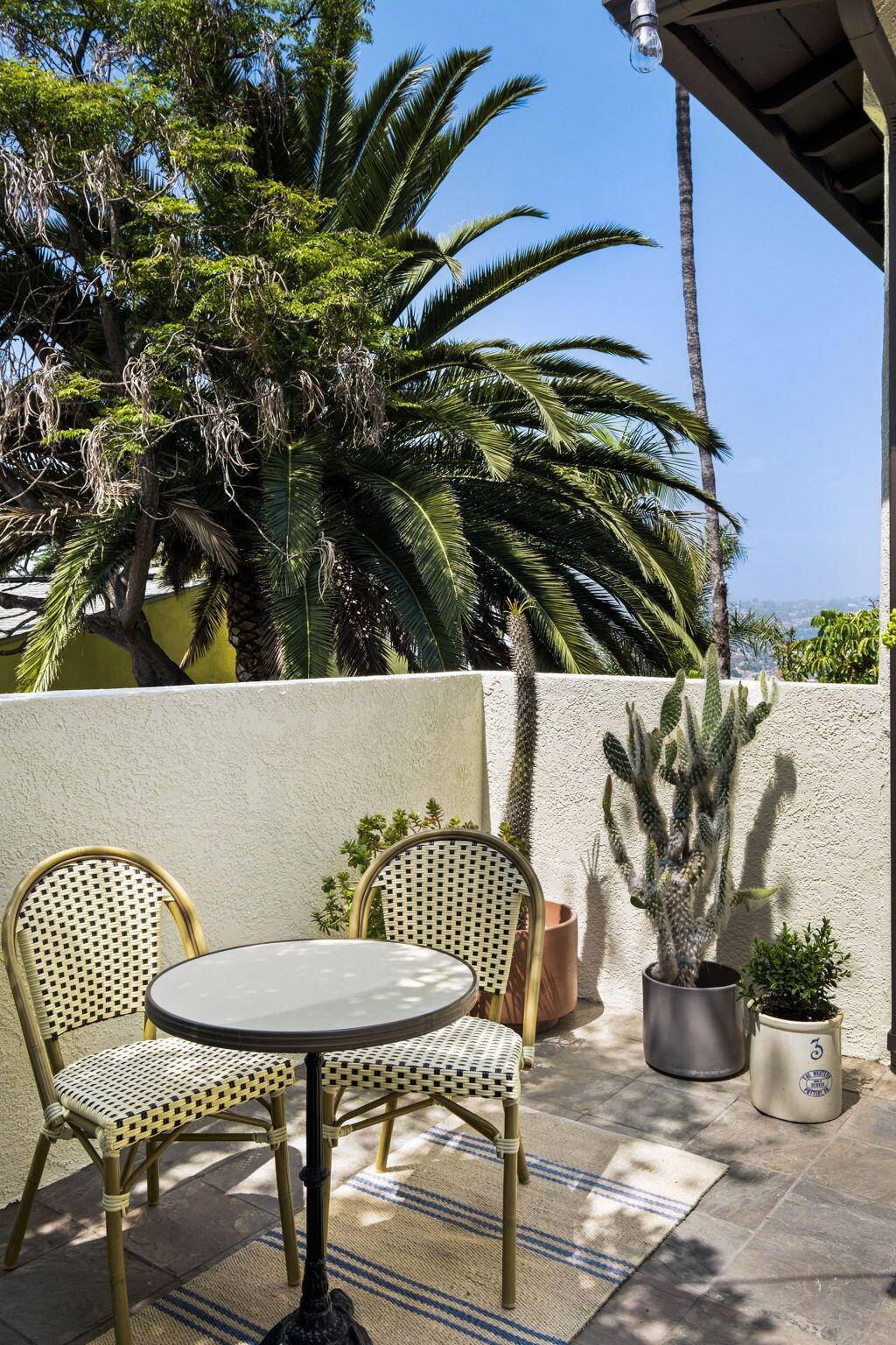 Los Angeles, CA 90027,2133 Mayview DR