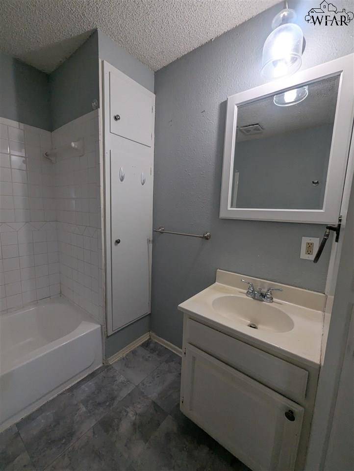Wichita Falls, TX 76309-5118,2710 SHERMAN ROAD #Roomy Home!