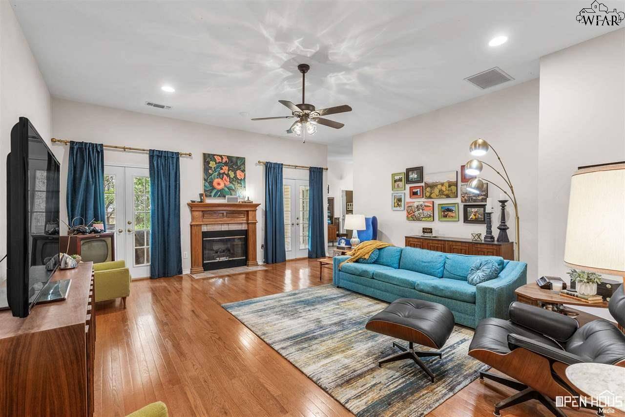 Archer City, TX 76351,423 W CHERRY STREET