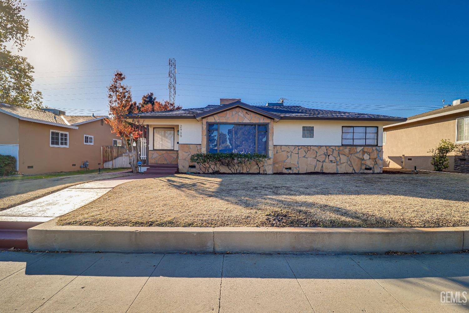 Bakersfield, CA 93308,2909 Manor Street