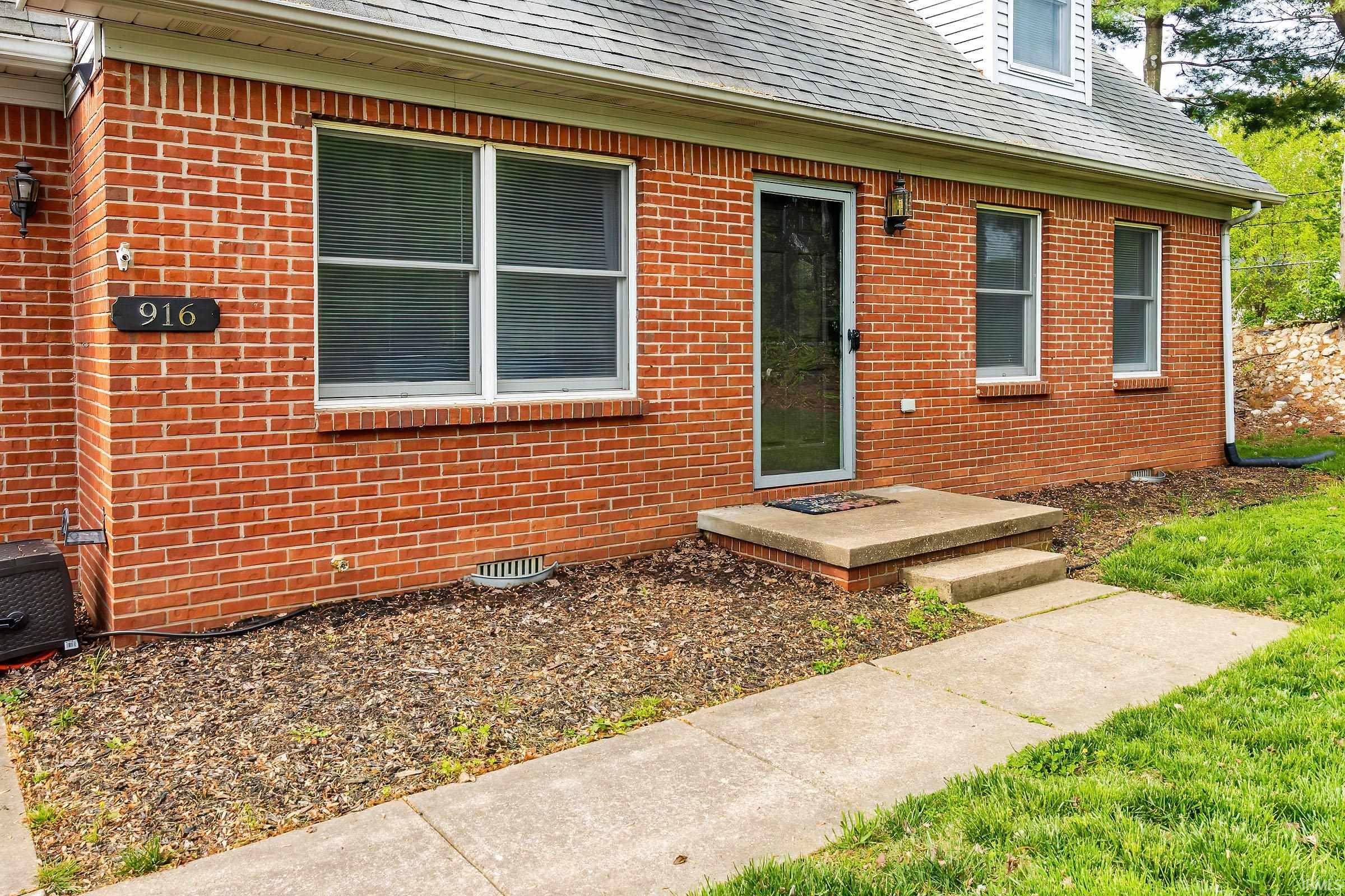 Evansville, IN 47710,916 Crown Point Court