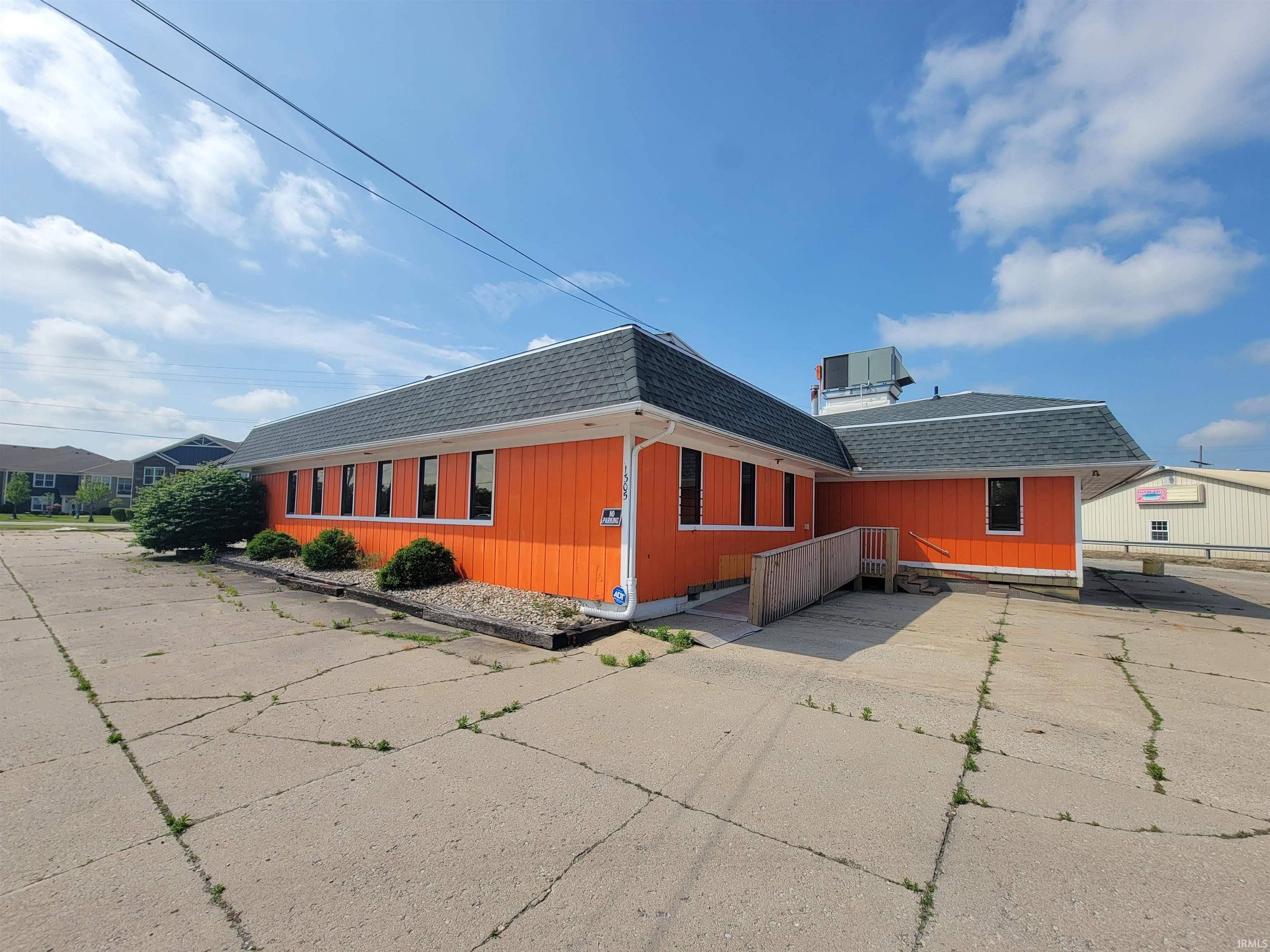 Goshen, IN 46526-4610,1303 & 1305 Lincolnway E