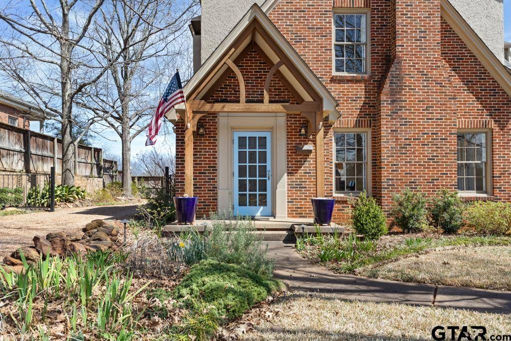 Tyler, TX 75701,842 South College Avenue