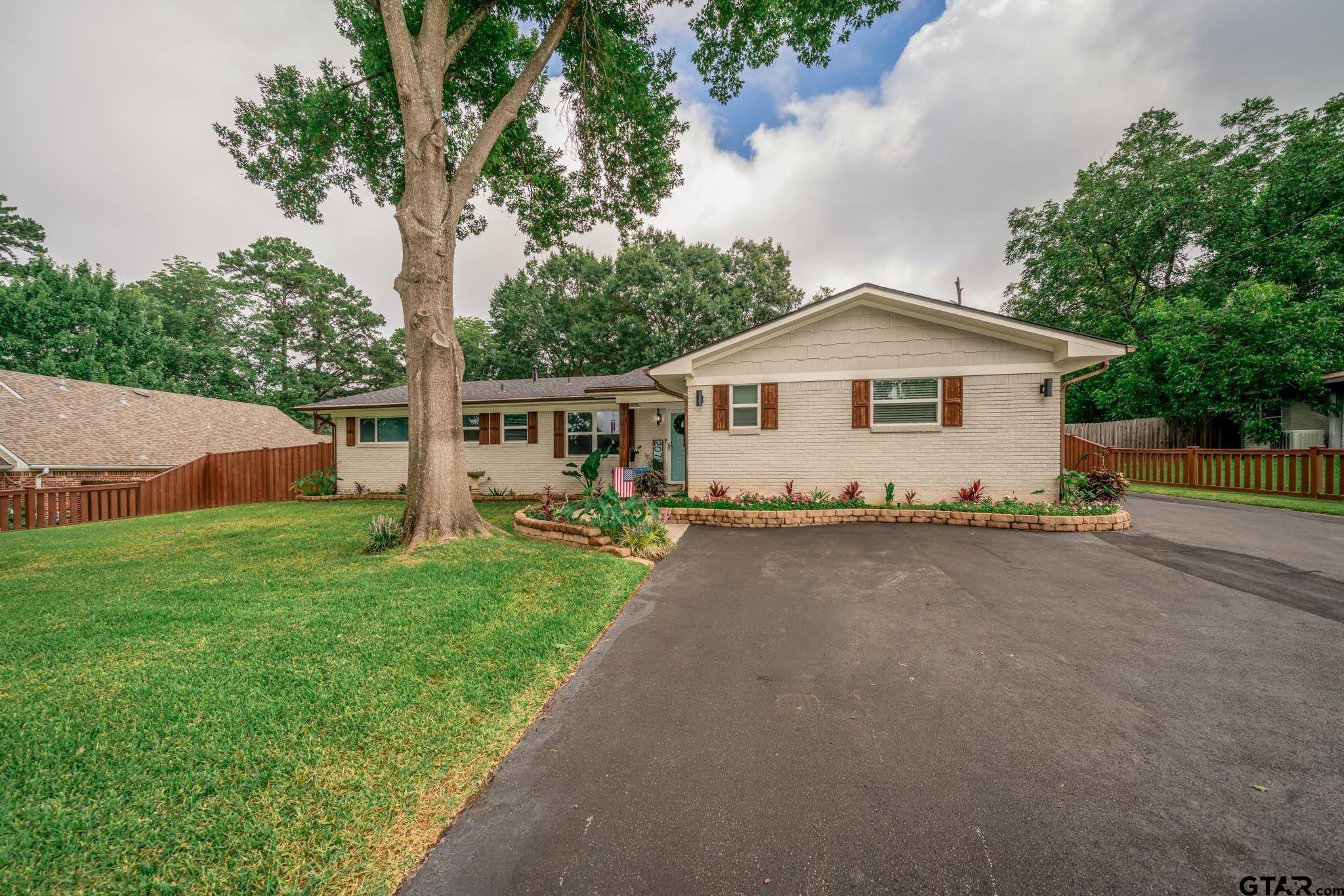 White Oak, TX 75693,207 E Hillcrest