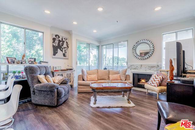 Reseda, CA 91335,19350 SHERMAN WAY #201