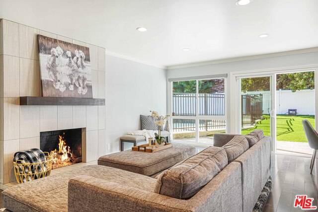 Woodland Hills, CA 91367,24217 ALBERS ST