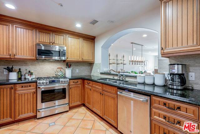 Sherman Oaks, CA 91423,13308 VALLEYHEART DR #306