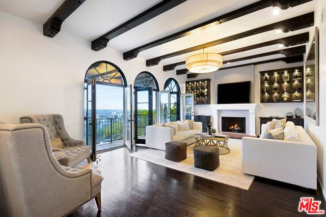 Los Angeles, CA 90068,6401 BRYN MAWR DR