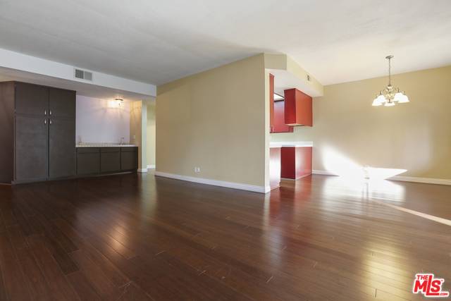 Sherman Oaks, CA 91423,13331 MOORPARK ST #204