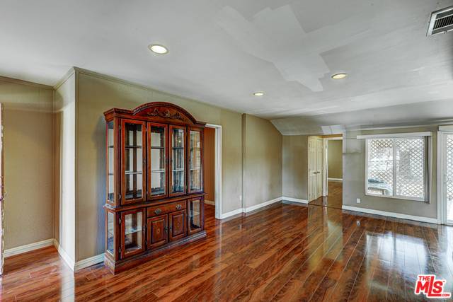 Van Nuys, CA 91406,17440 SATICOY ST