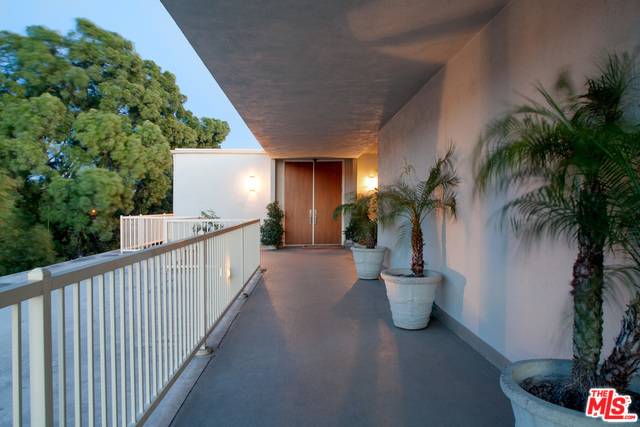 West Hollywood, CA 90069,850 N KINGS RD #PH