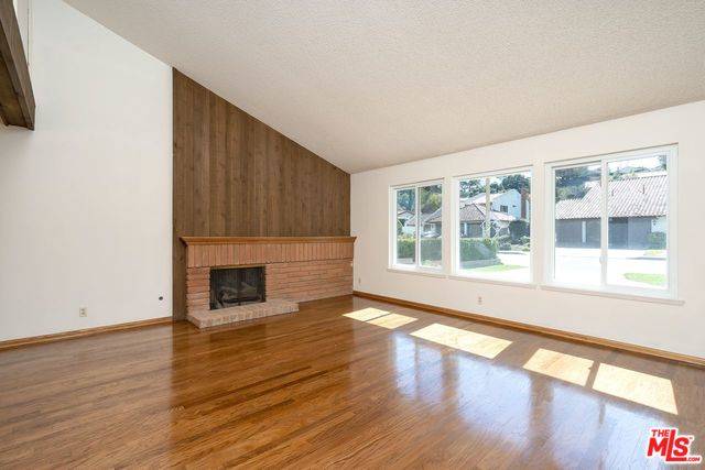 Westlake Village, CA 91361,2211 GLASTONBURY RD