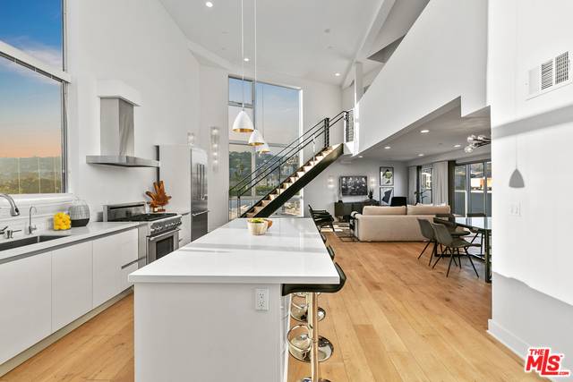 West Hollywood, CA 90048,616 N CROFT AVE #PH9