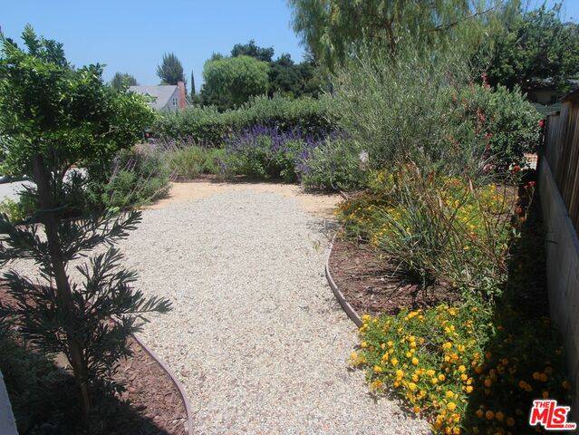 Woodland Hills, CA 91364,21820 DUMETZ RD