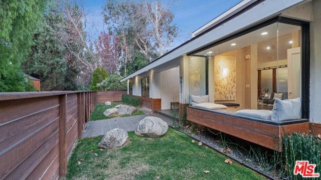 Woodland Hills, CA 91364,4822 QUEEN VICTORIA RD