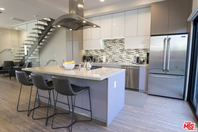 Tarzana, CA 91356,18727 REDWING ST