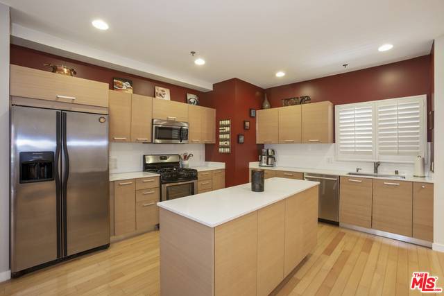 North Hollywood, CA 91601,5016 BAKMAN AVE #206