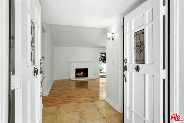 Woodland Hills, CA 91367,20519 Hatteras St