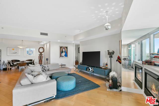 Marina Del Rey, CA 90292,13600 MARINA POINTE DR #1506