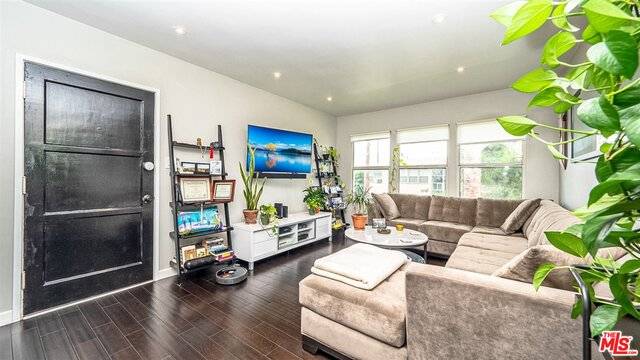 North Hollywood, CA 91601,5327 Cahuenga Blvd #C