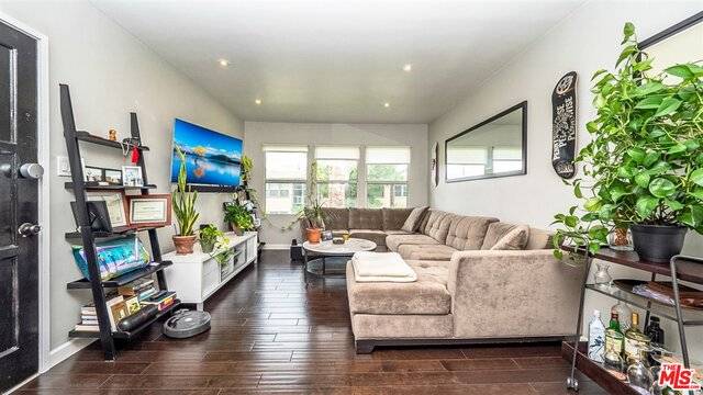 North Hollywood, CA 91601,5327 Cahuenga Blvd #C