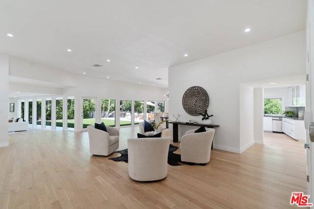 Woodland Hills, CA 91364,4900 Queen Victoria Rd