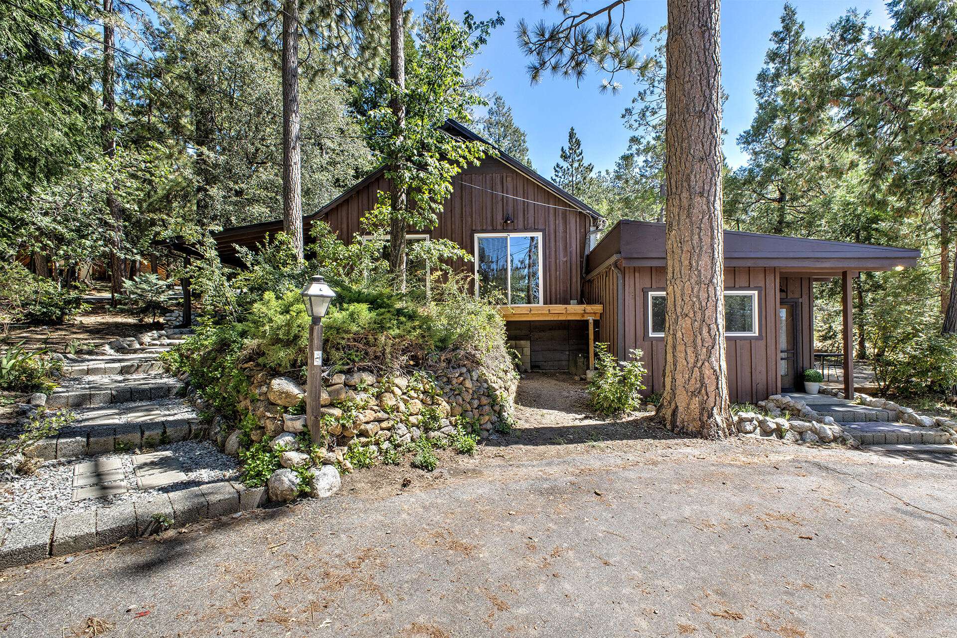 Idyllwild, CA 92549,25460 Lodge RD