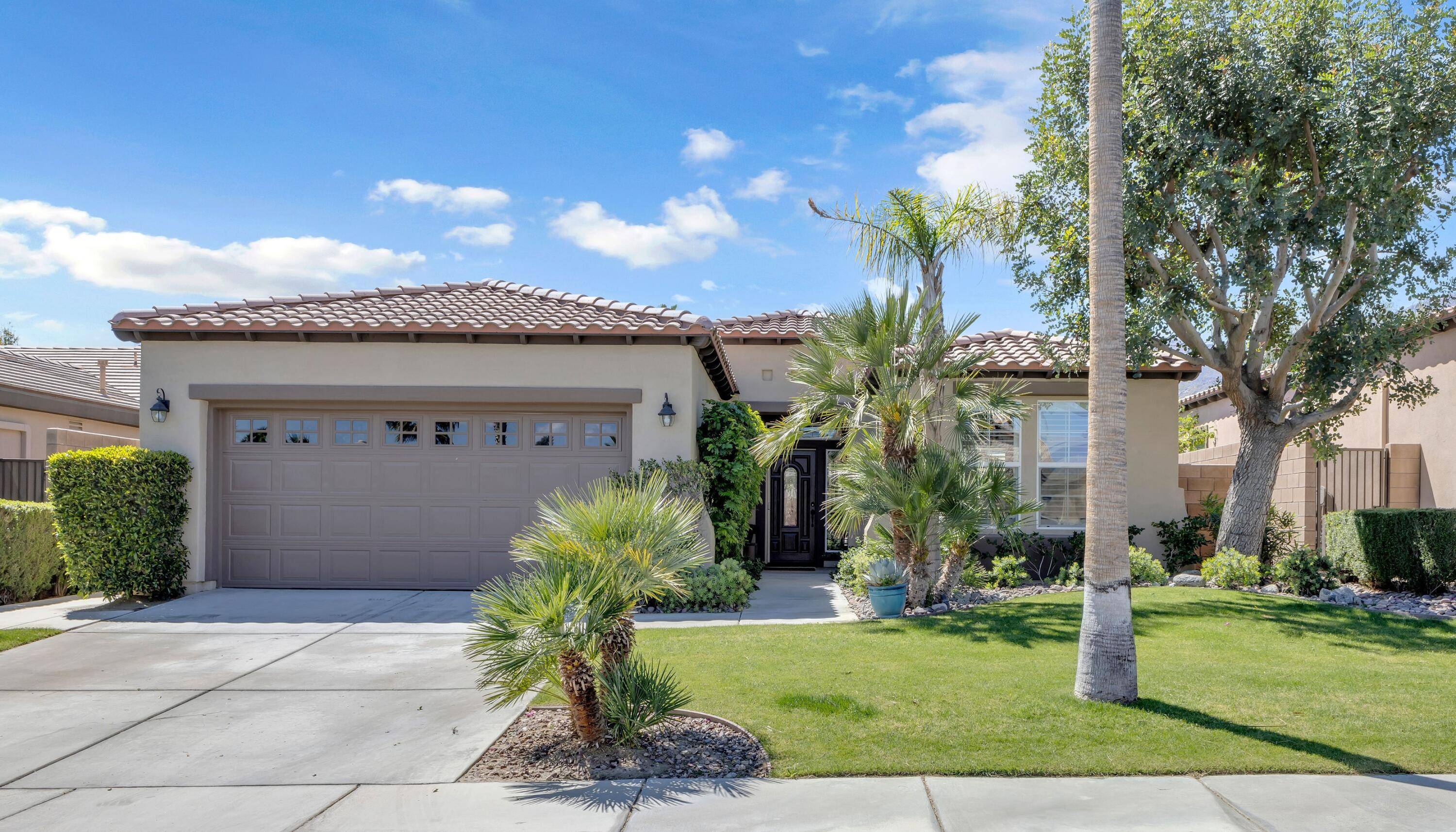 La Quinta, CA 92253,60895 Living Stone DR