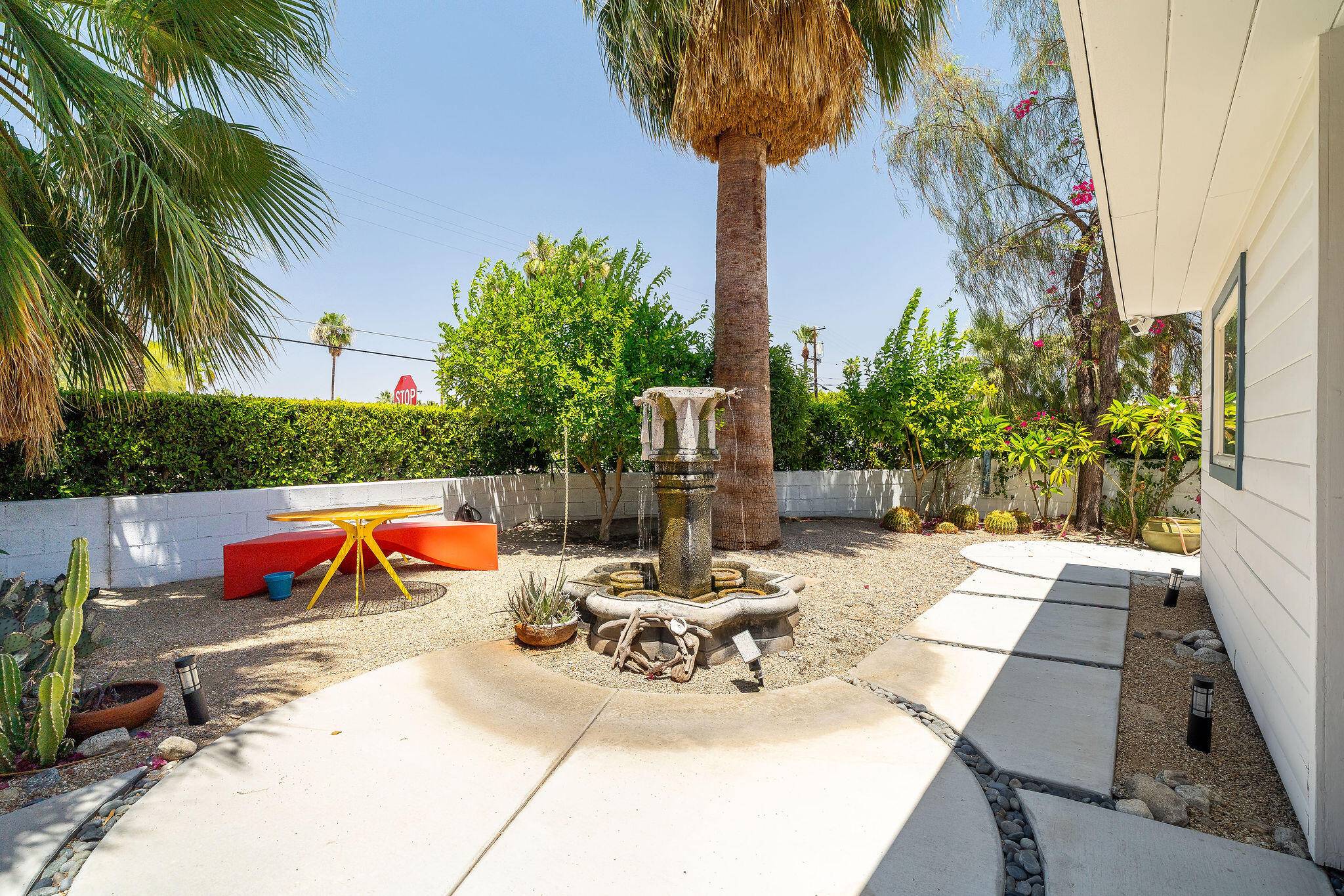 Palm Springs, CA 92264,689 E Camino Parocela